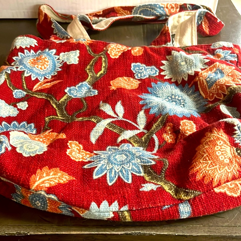 RED FLORAL TOTE USED AND BASIC